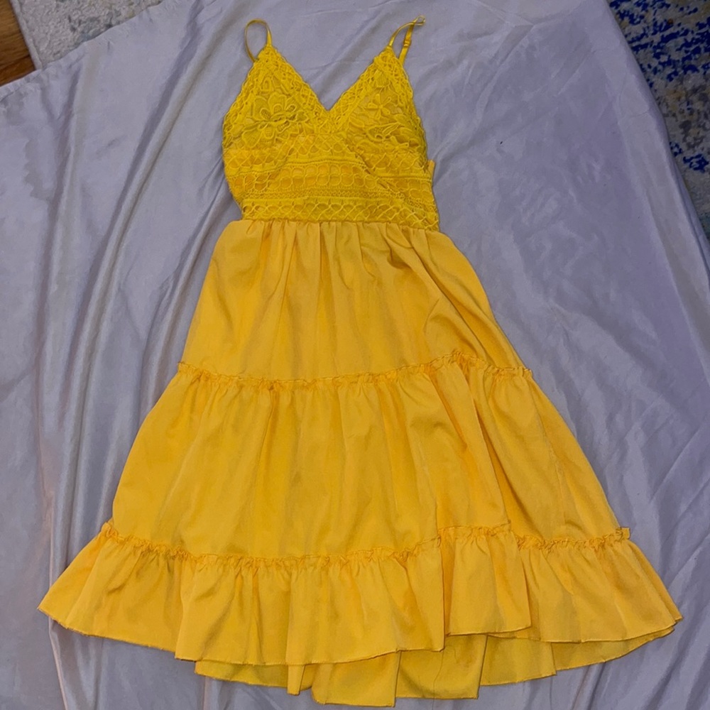 Yellow lace flow dress with tie back